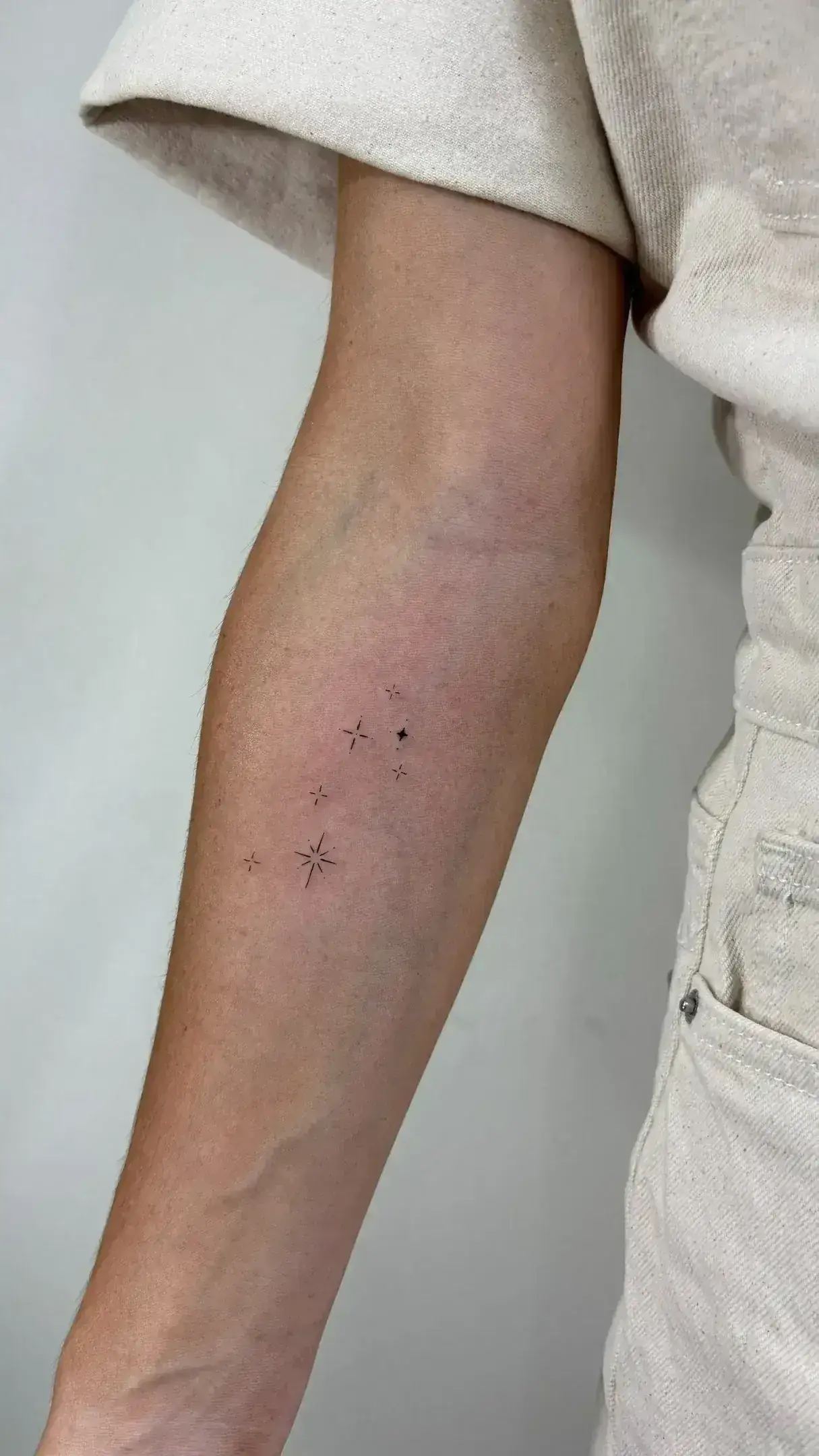 31) Grupo de estrellas dispersas en el antebrazo