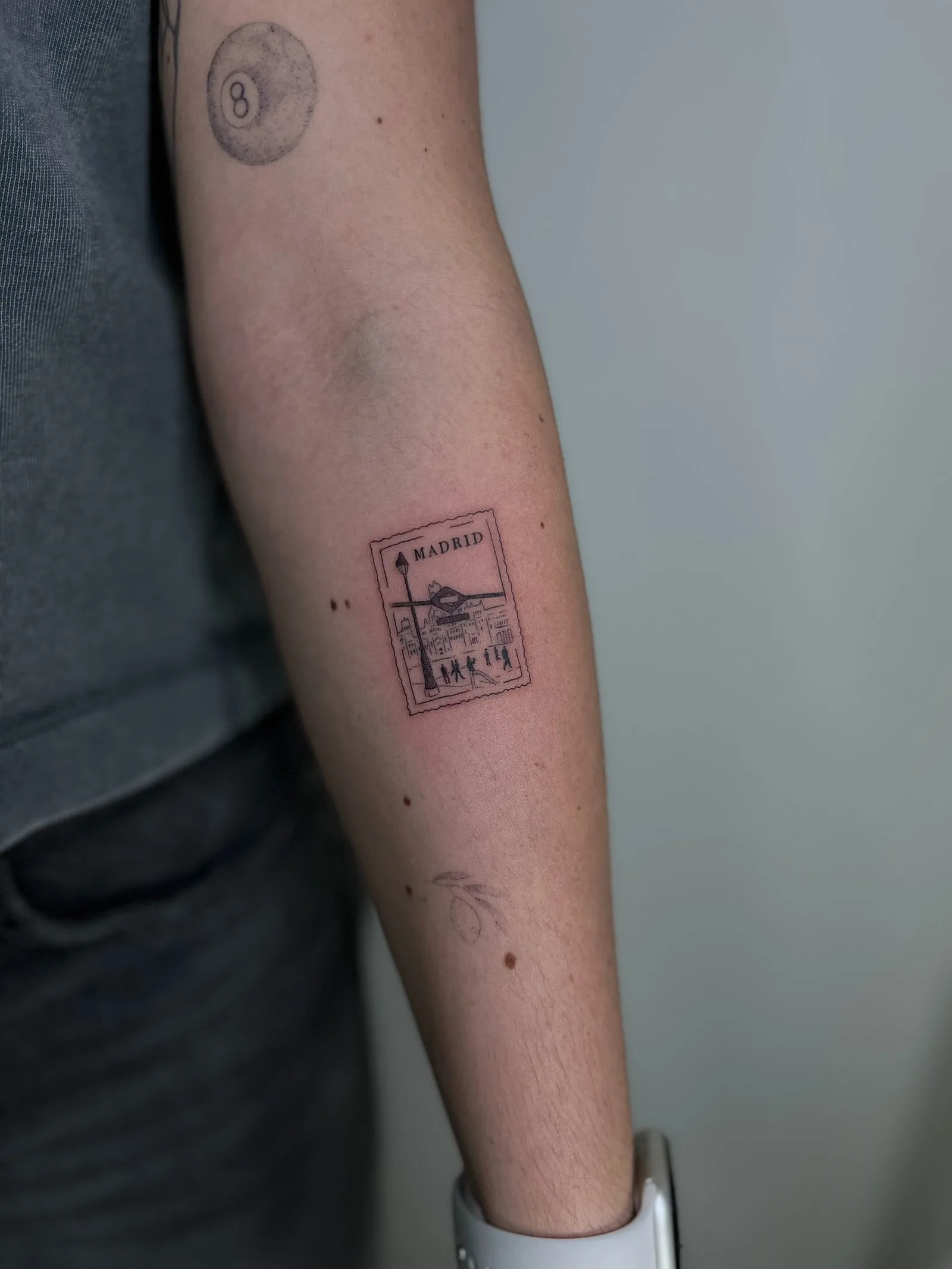 32) Sello postal de Madrid en el antebrazo