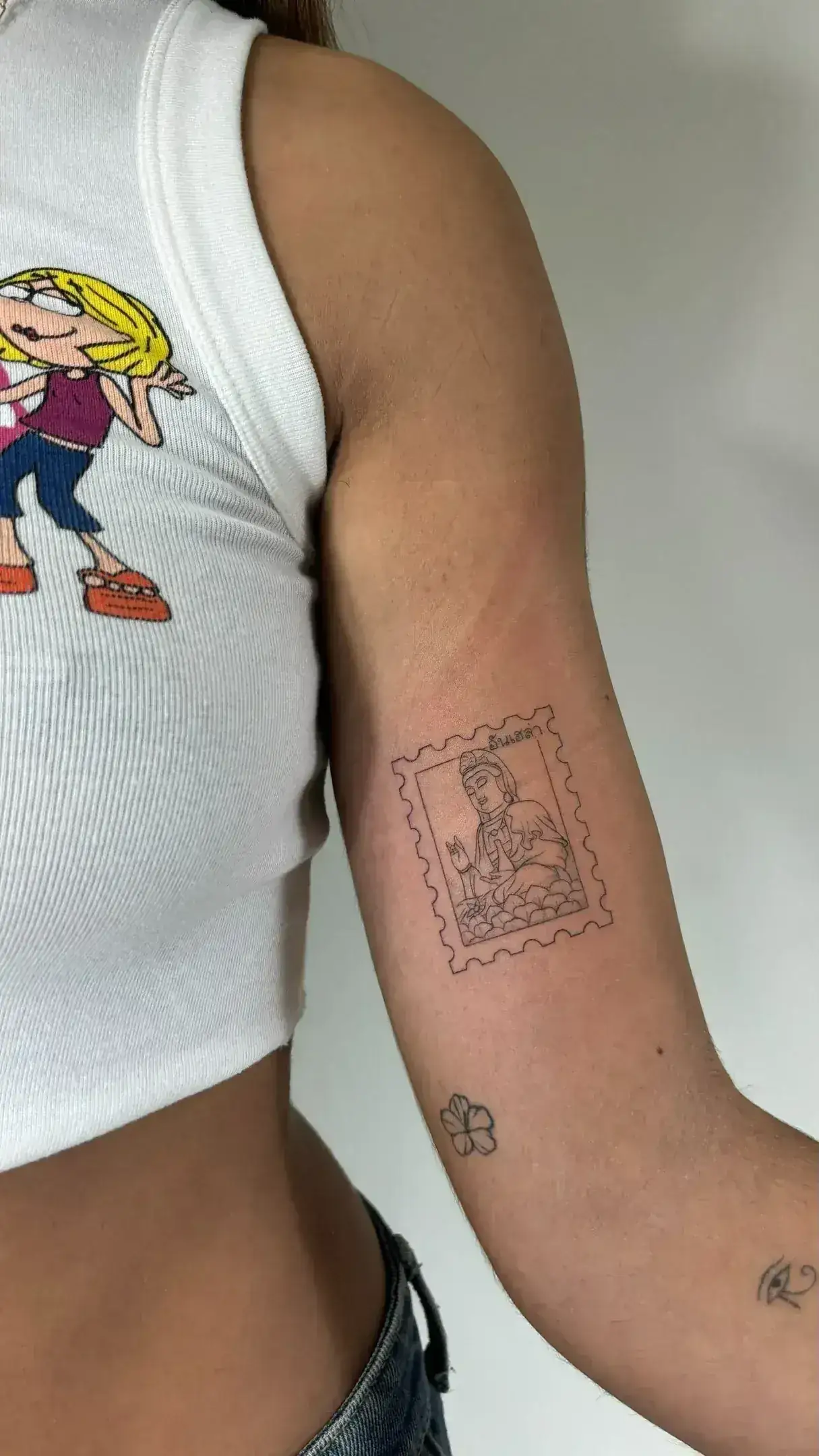 34) Sello postal con figura de Buda en el brazo