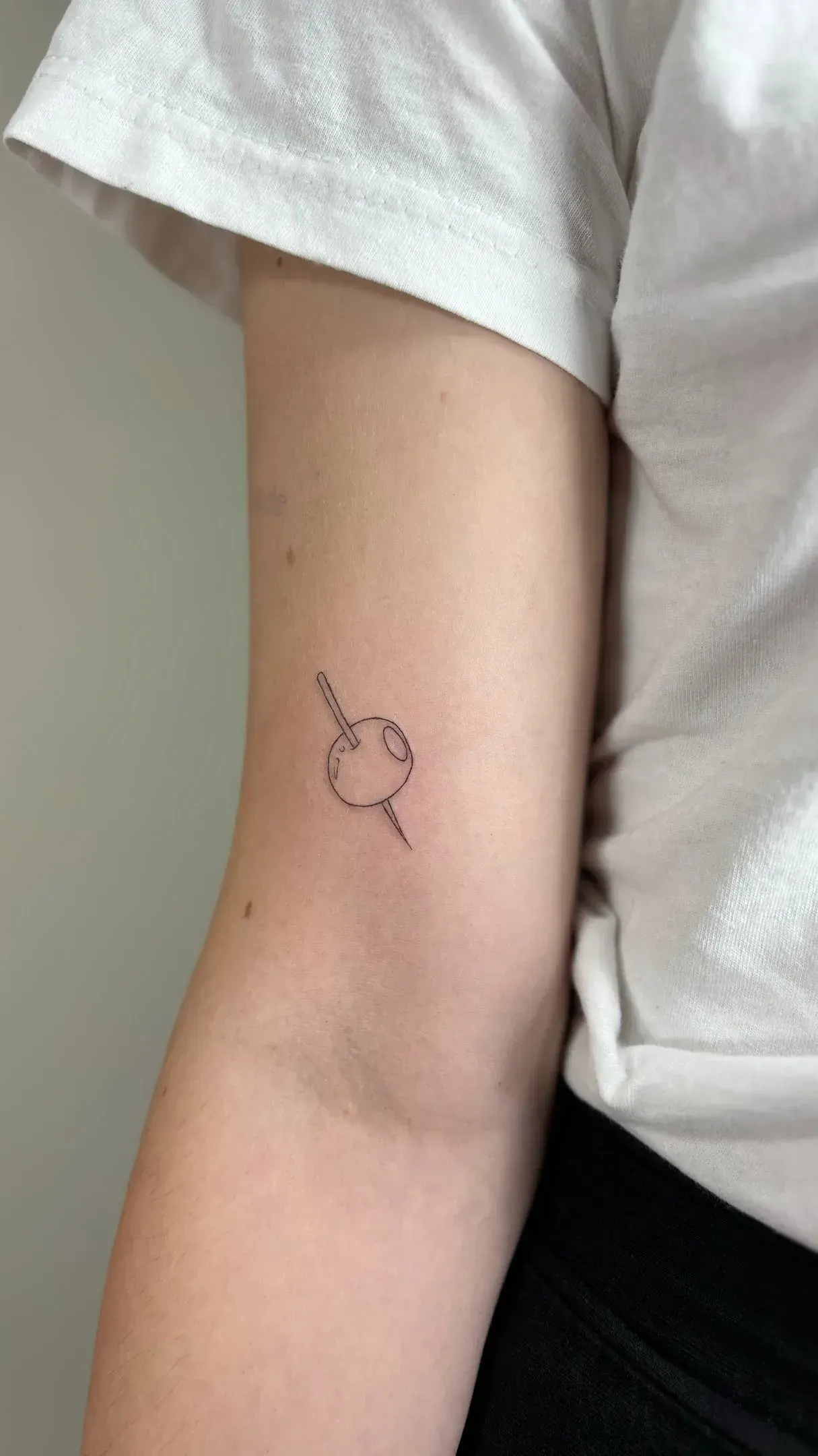 35) Oliva en palillo en el brazo