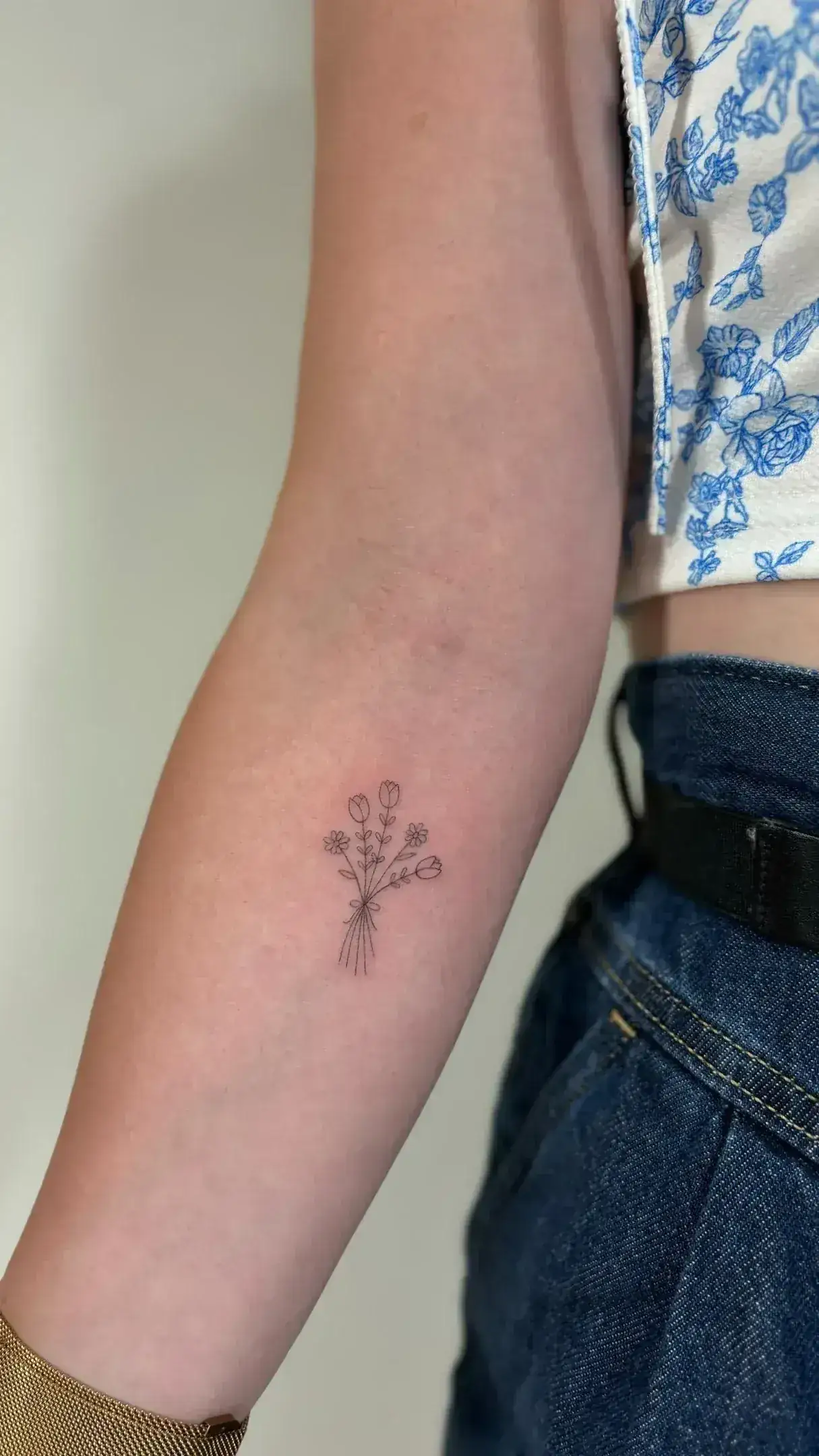 39) Ramo de flores silvestres en el antebrazo