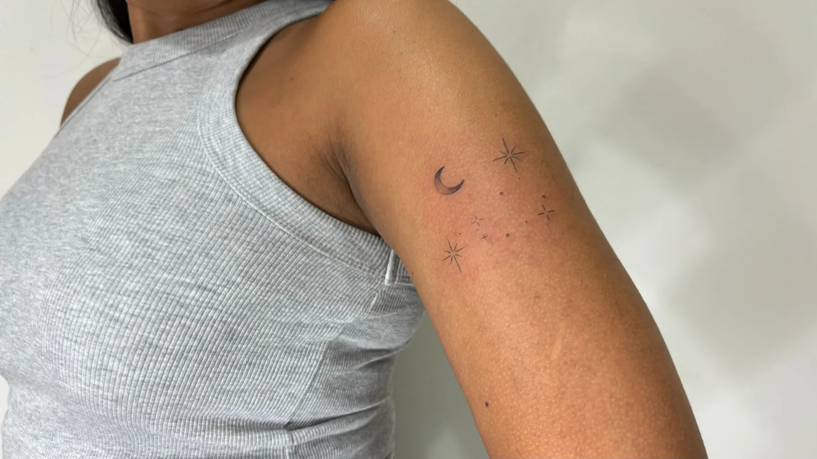 44) Luna creciente y estrellas en el brazo