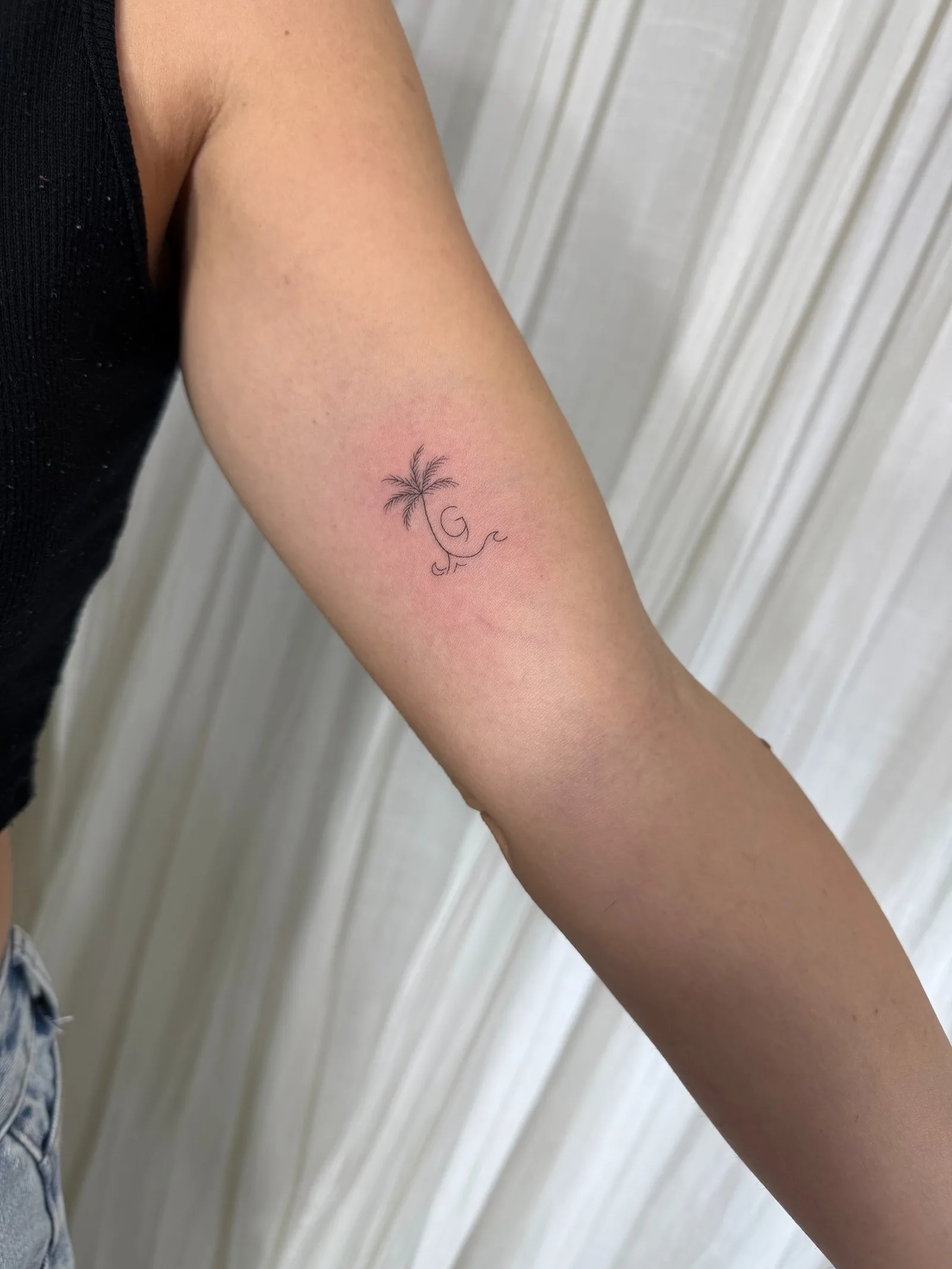 48) Palmera y ola en el antebrazo