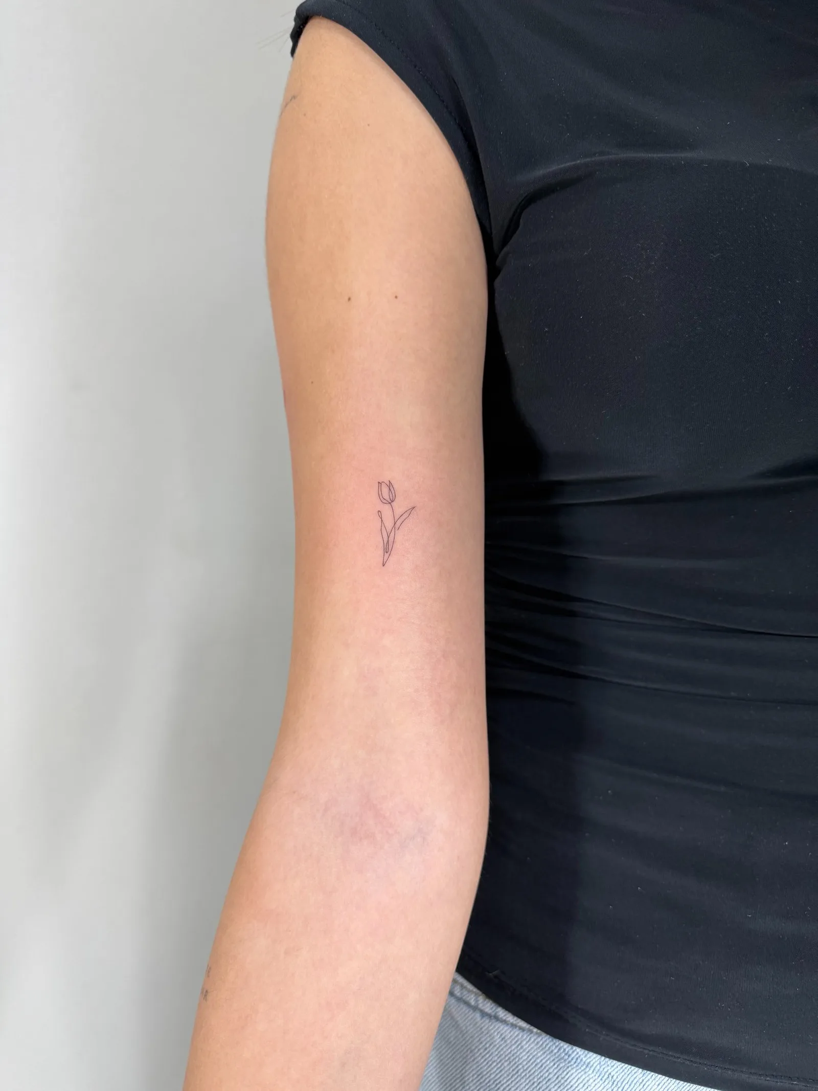 50) Tulipán diminuto en el brazo