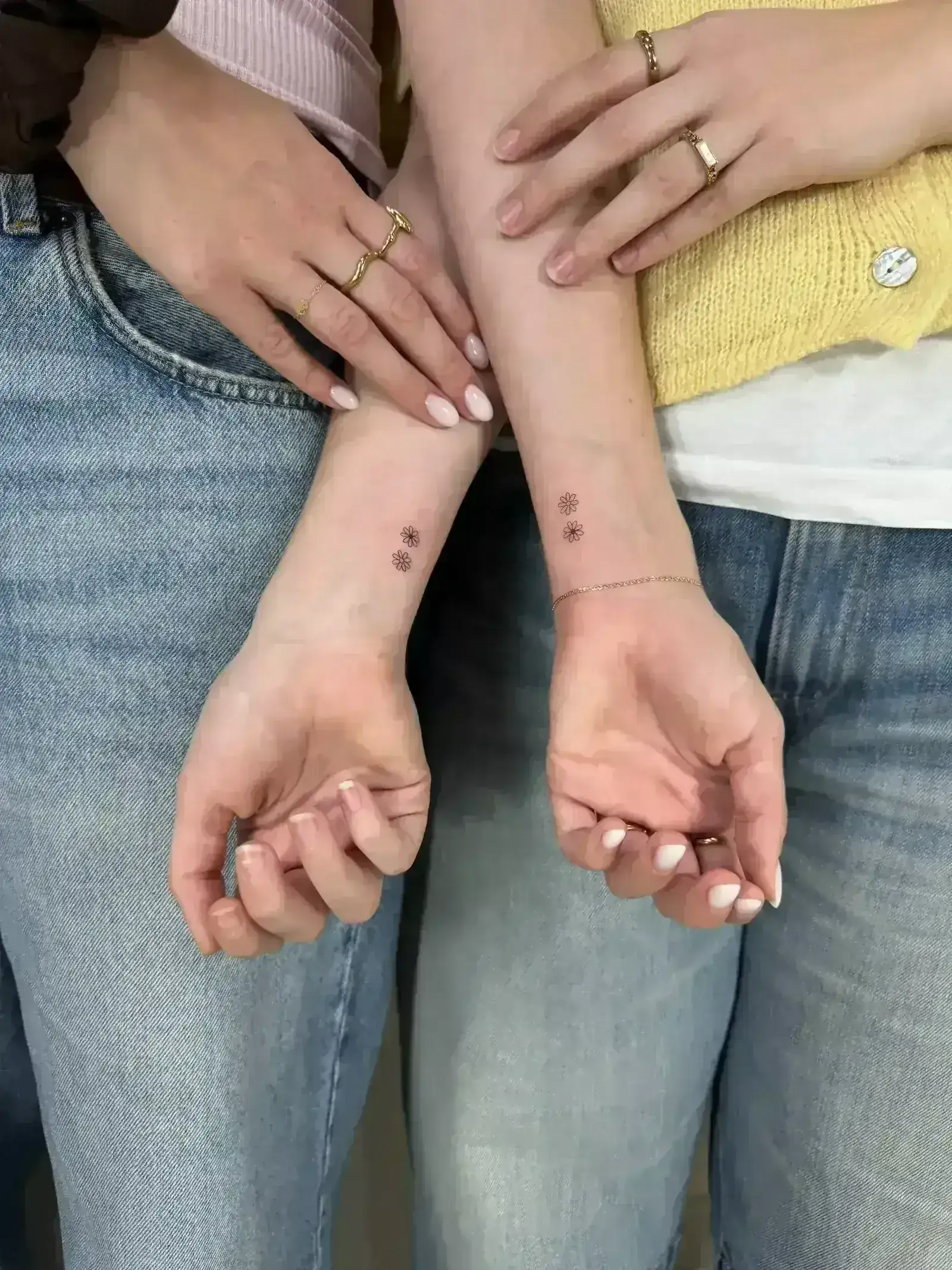 53) Tatuaje de margaritas en pareja en las muñecas