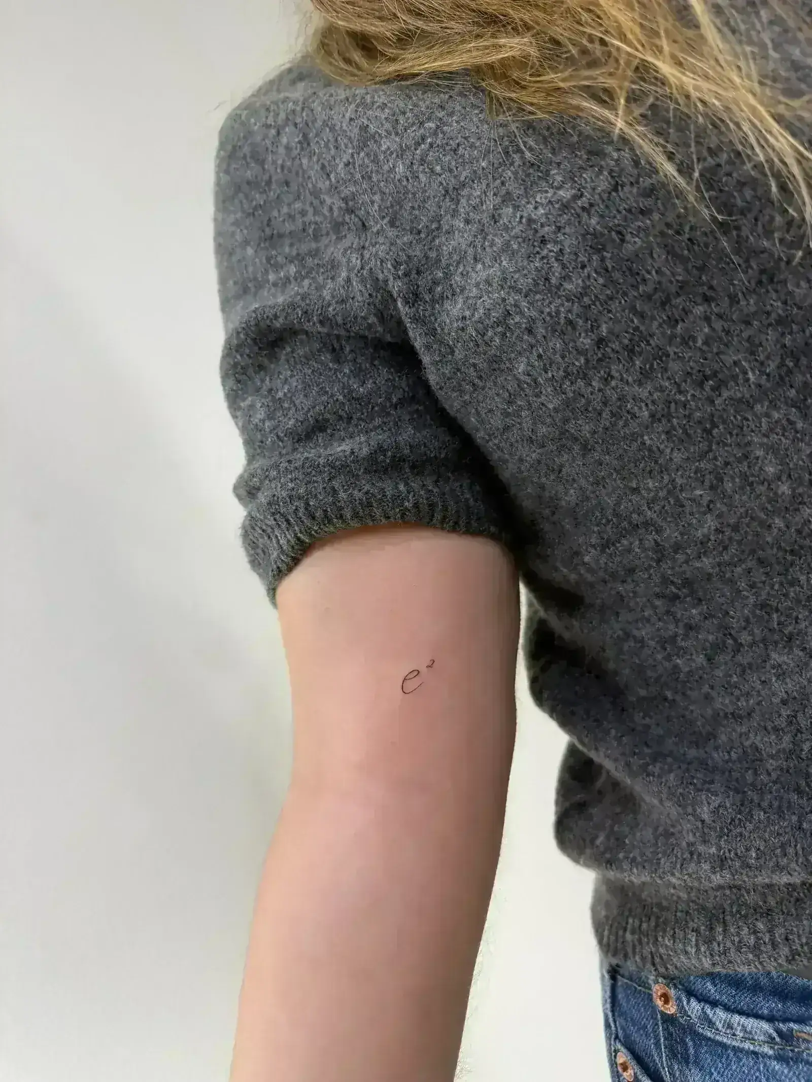 55) "e²" en el brazo