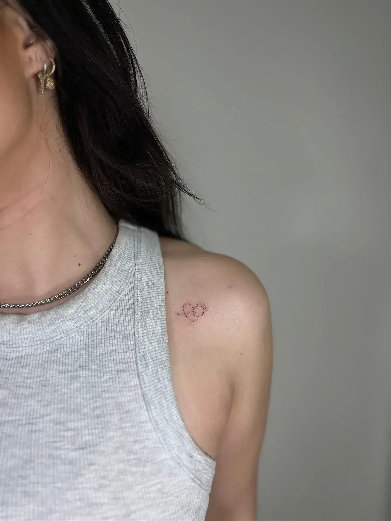 56) Corazón, ola y sol en la clavícula