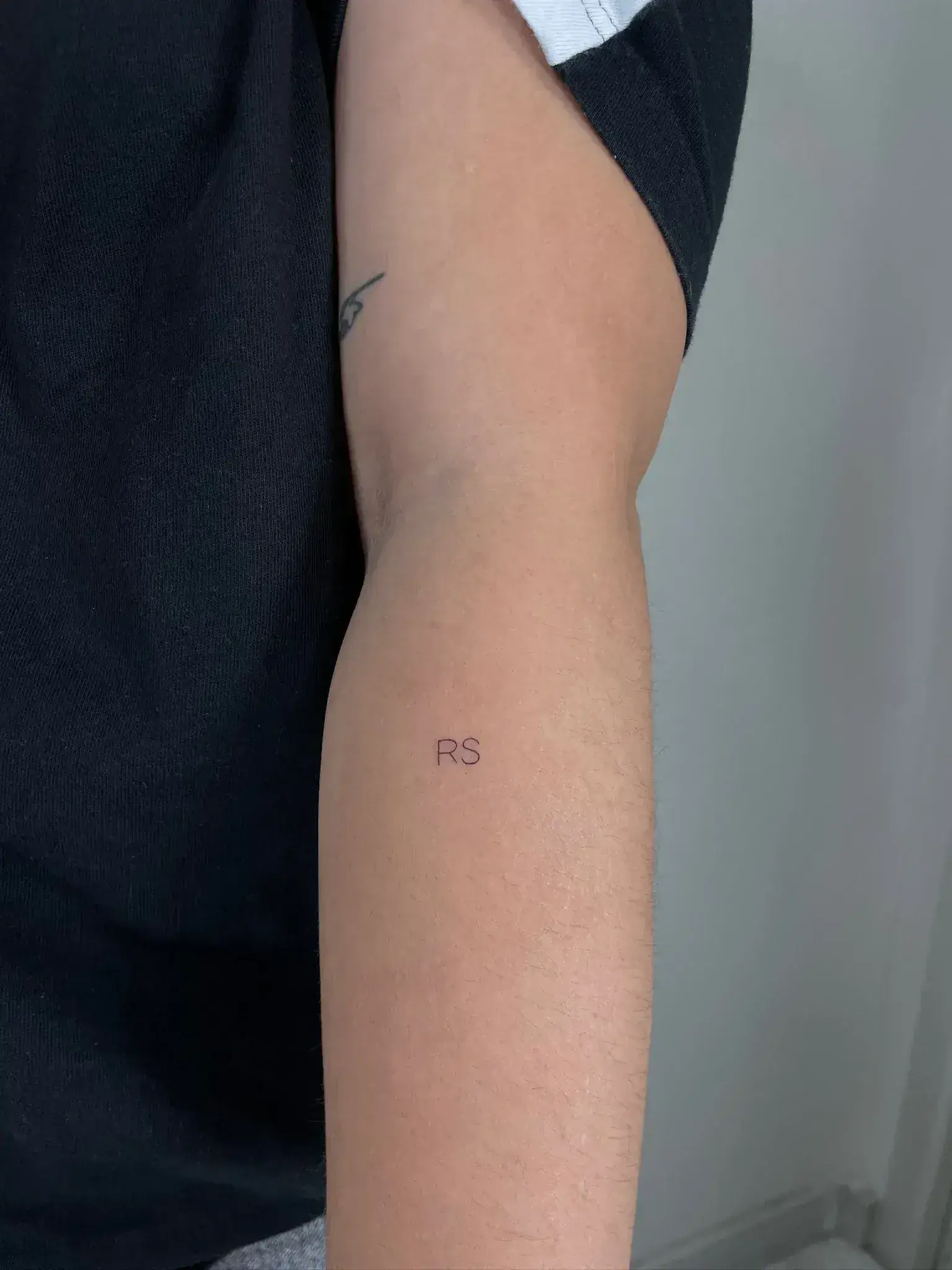 58) Iniciales "RS" en el antebrazo