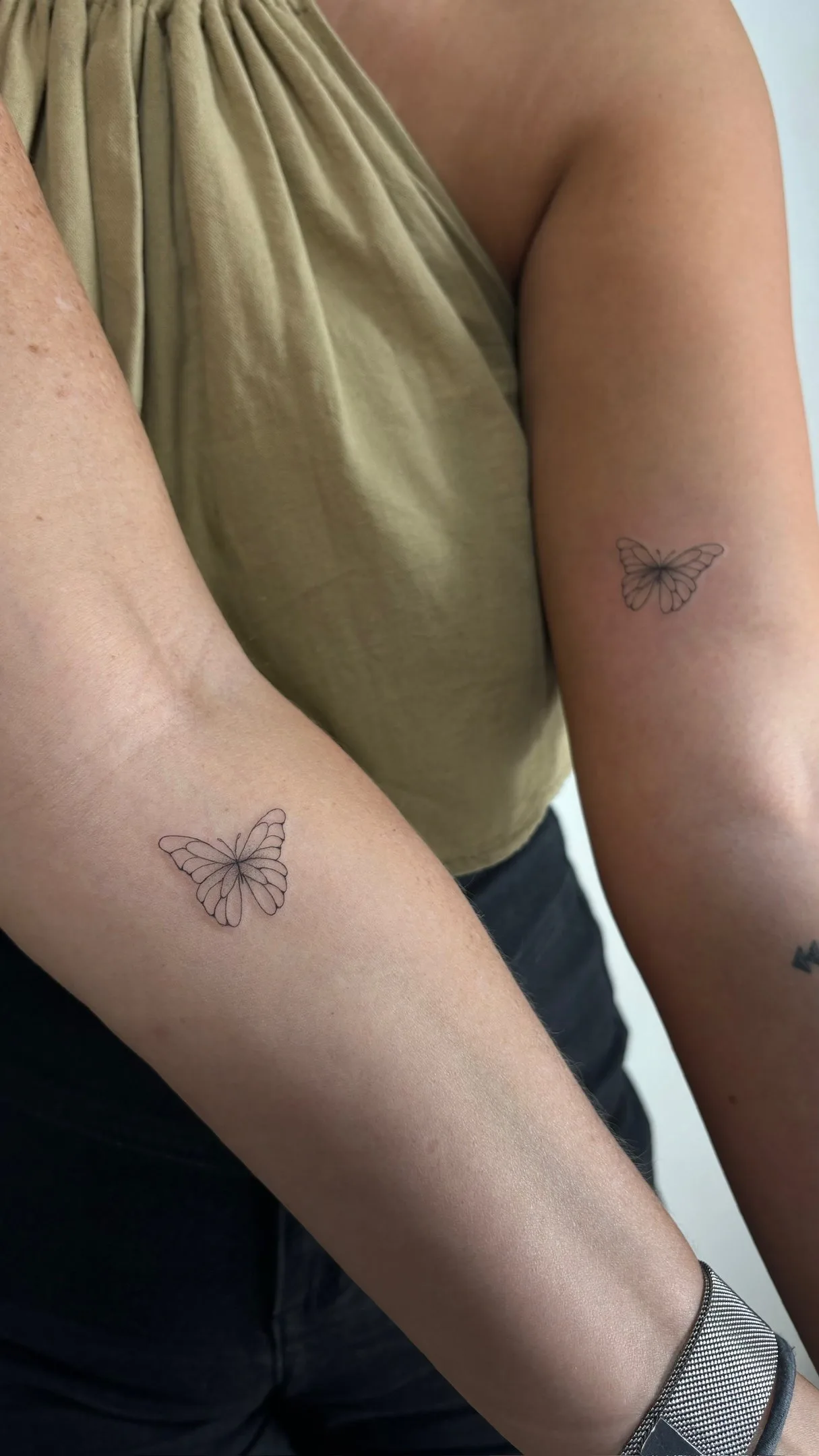 59) Mariposas gemelas en los brazos