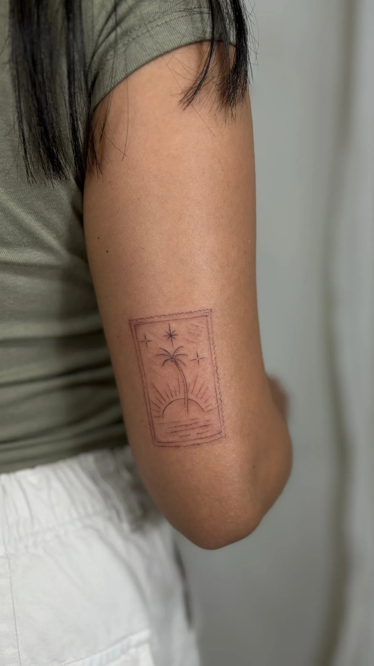 61) "Sello de viaje" con palmera en el brazo
