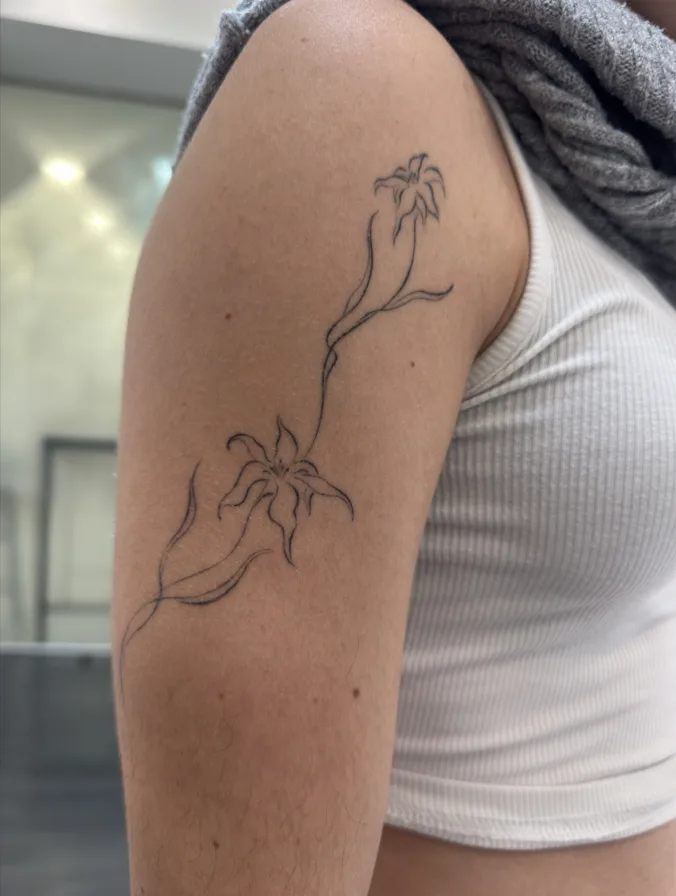 66) "Lirios entrelazados en el brazo