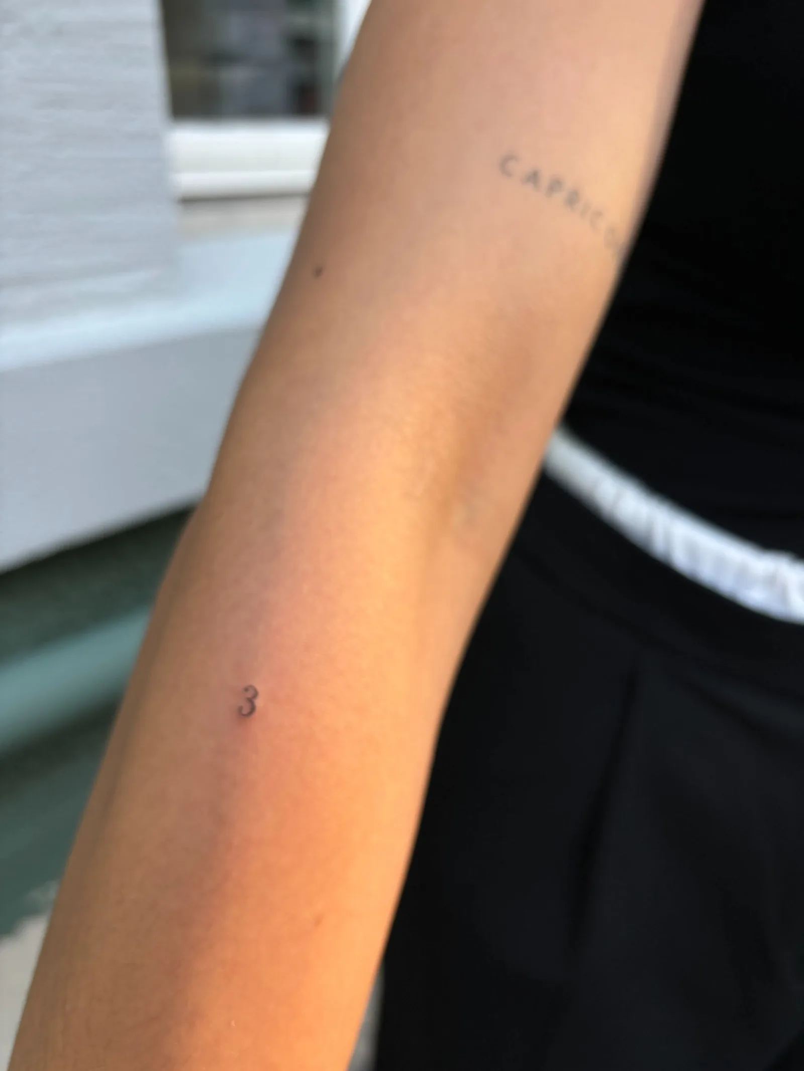 68) "3" micro-minimalista en el antebrazo