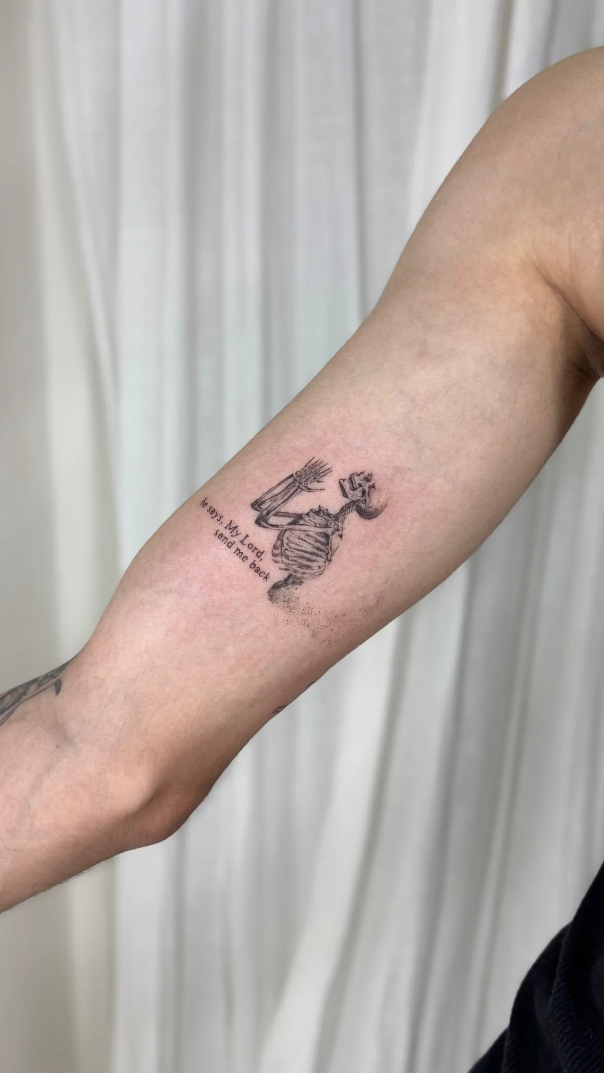 71) Esqueleto orante con cita en el antebrazo
