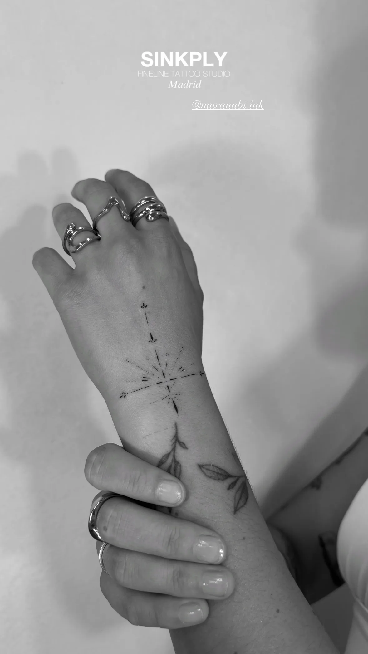 76) Brújula astral minimalista en la muñeca