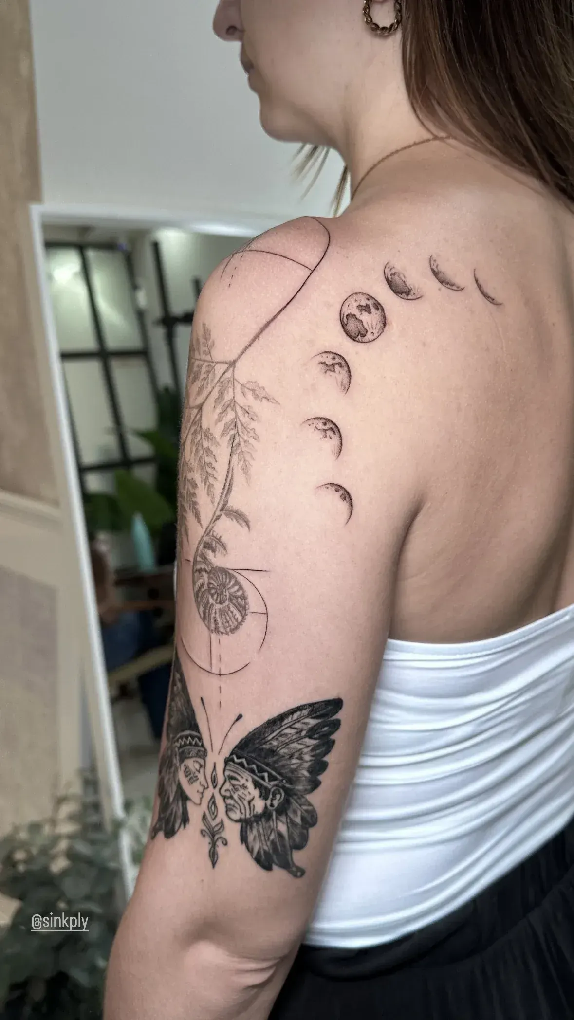 77) Composición mística de fases lunares y mariposa