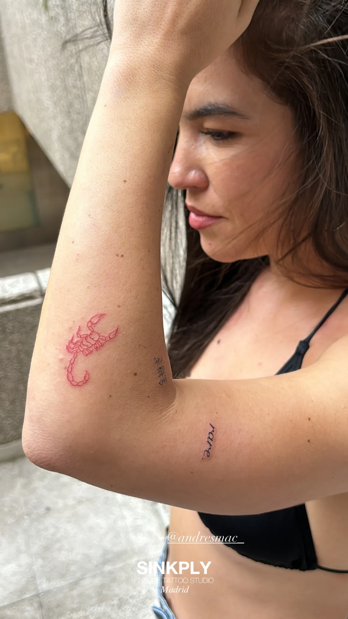 88) Escorpión en tinta roja y micro-letras