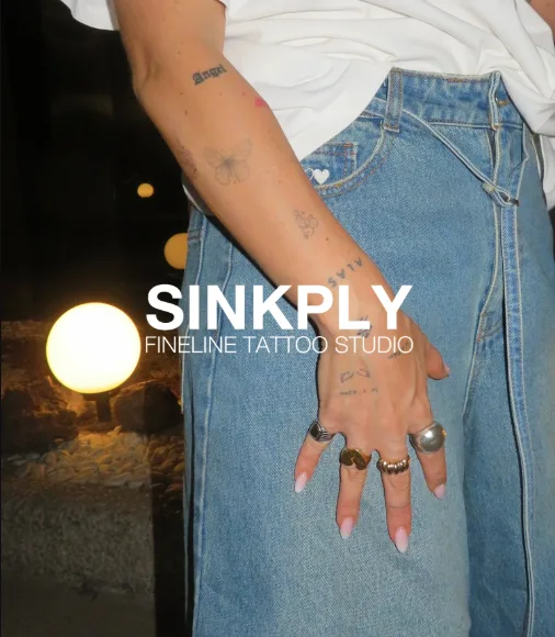Transparent second skin patch over a fresh fine line tattoo at Sinkply Madrid