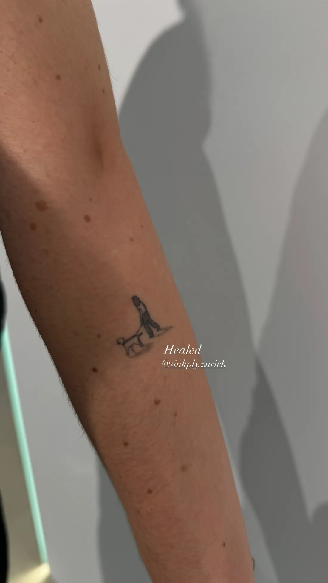 Tatuaje fine line curado — Sinkply Madrid