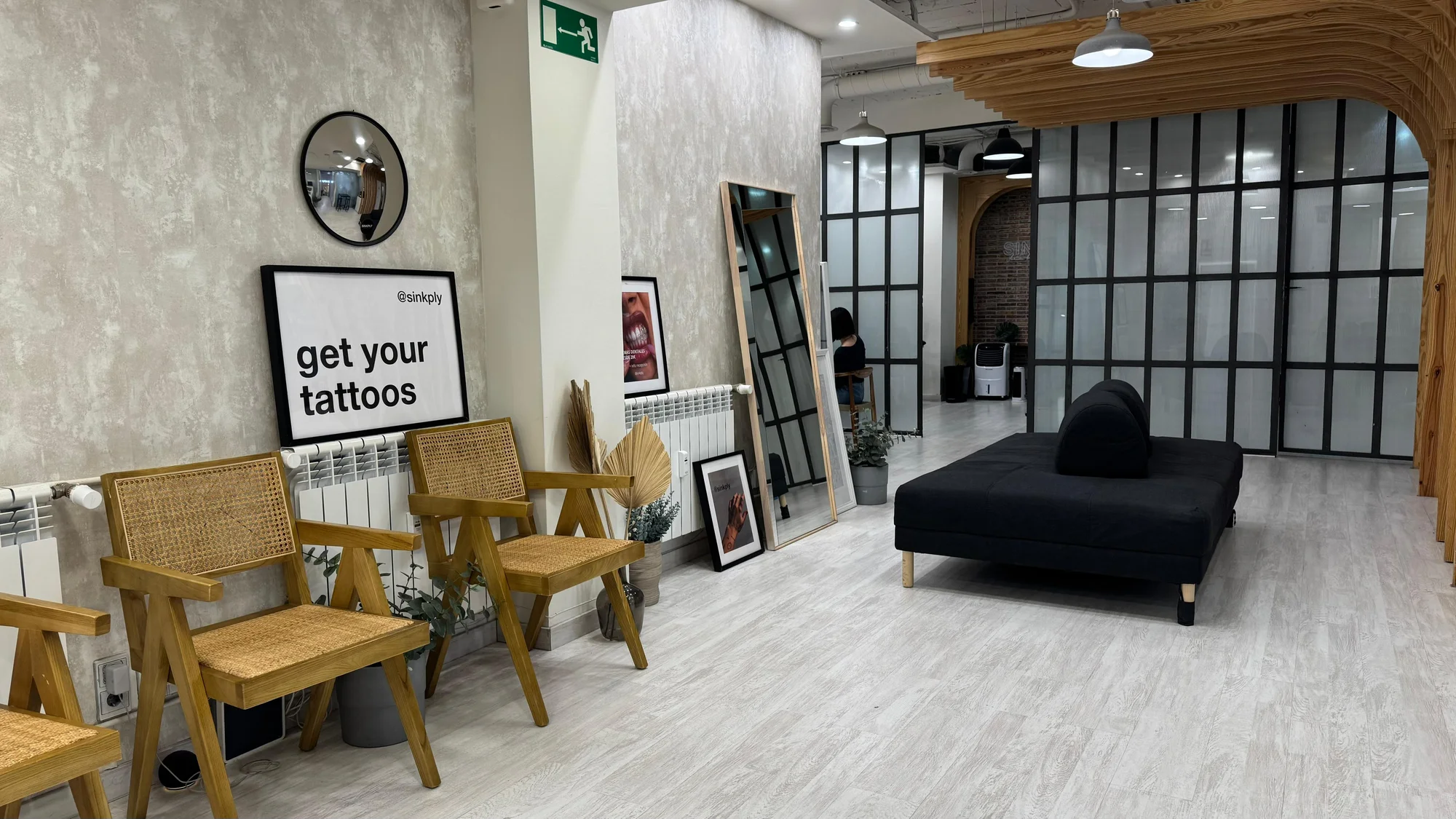 Interior del estudio Sinkply Tattoo Madrid · Calle O'Donnell 6, junto al Parque del Retiro
