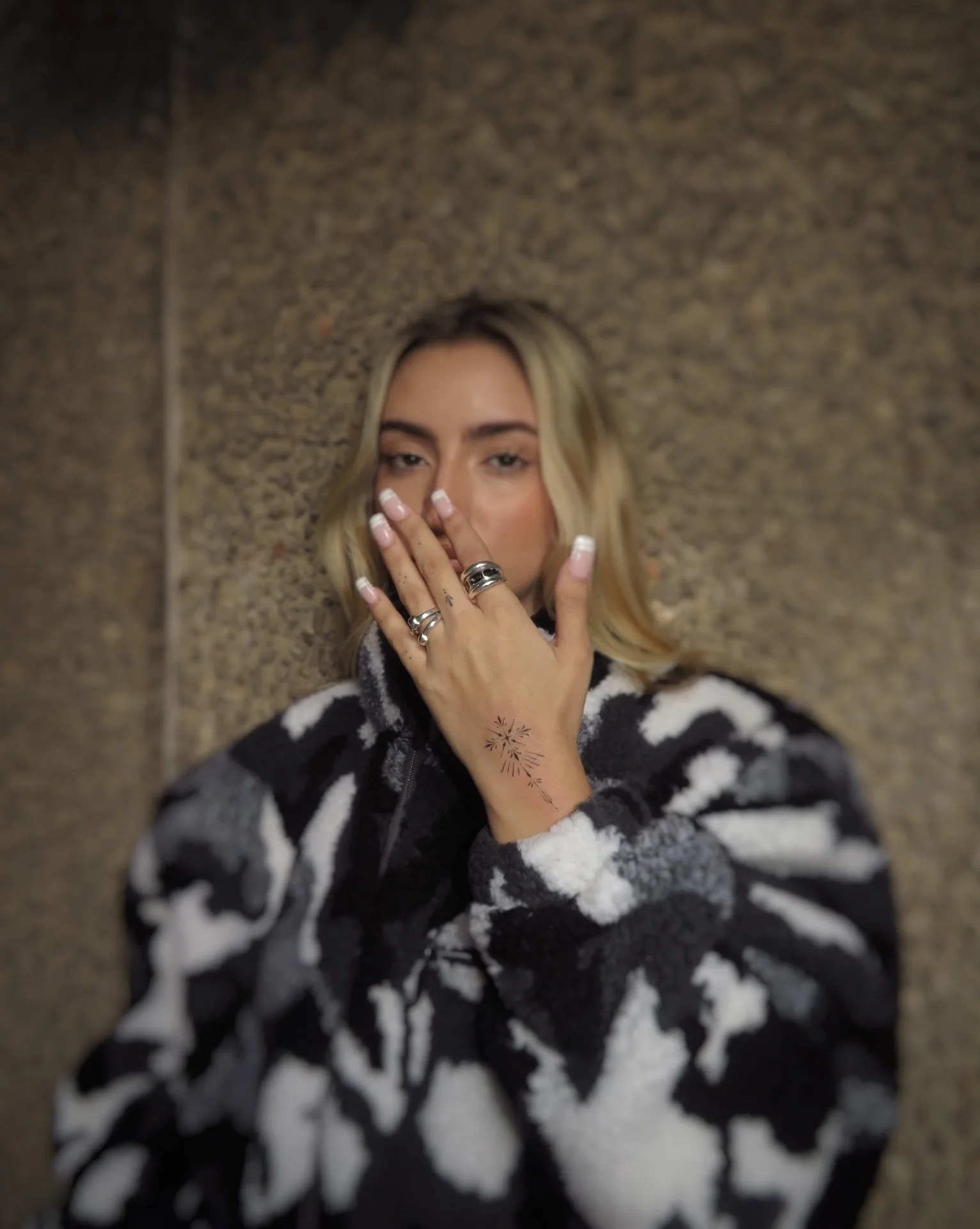 Tatuaje fine line editorial — Sinkply Madrid, estudio junto al Parque del Retiro