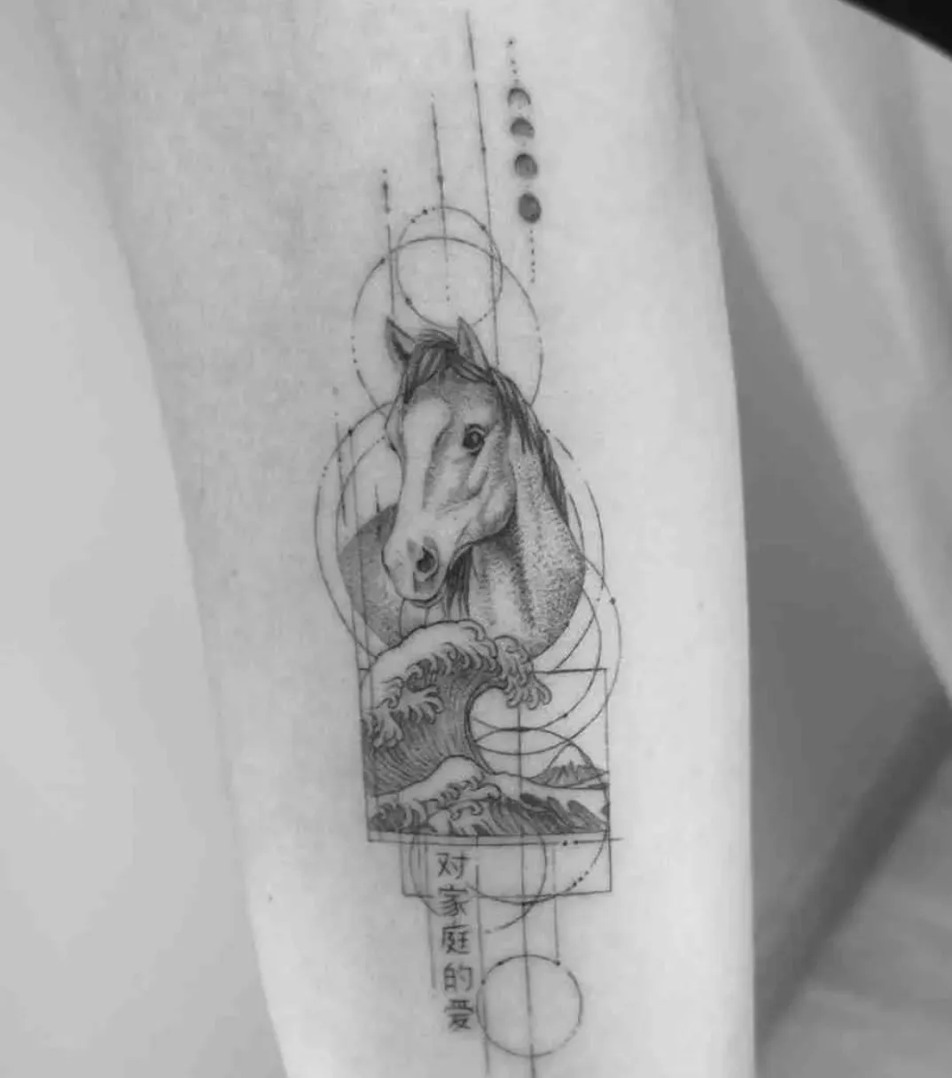 Tatuaje microrealismo geométrico caballo con ola japonesa Hokusai y fases lunares en antebrazo madrid