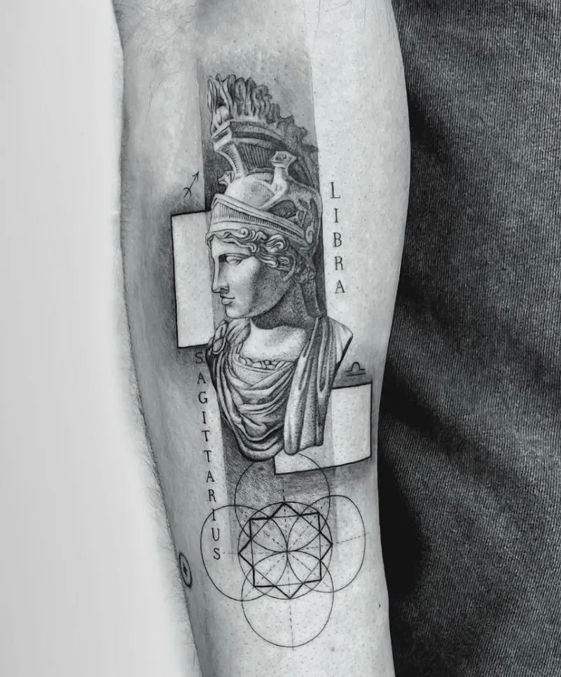 Tatuaje microrealismo geométrico busto clásico con zodiaco Sagittarius Libra madrid