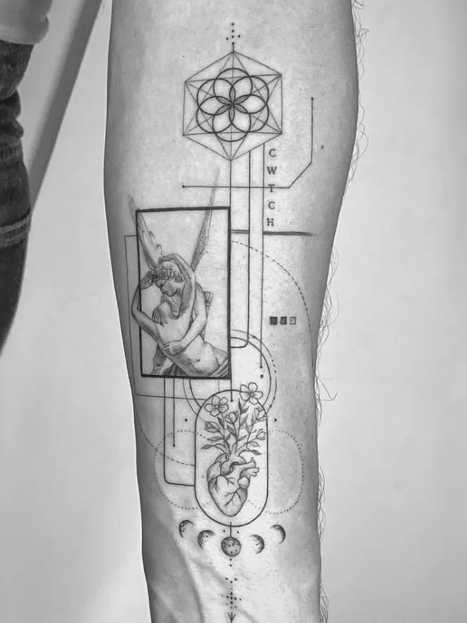 Tatuaje microrealismo geométrico Beso de Psique de Canova con flor de la vida y corazón anatómico madrid