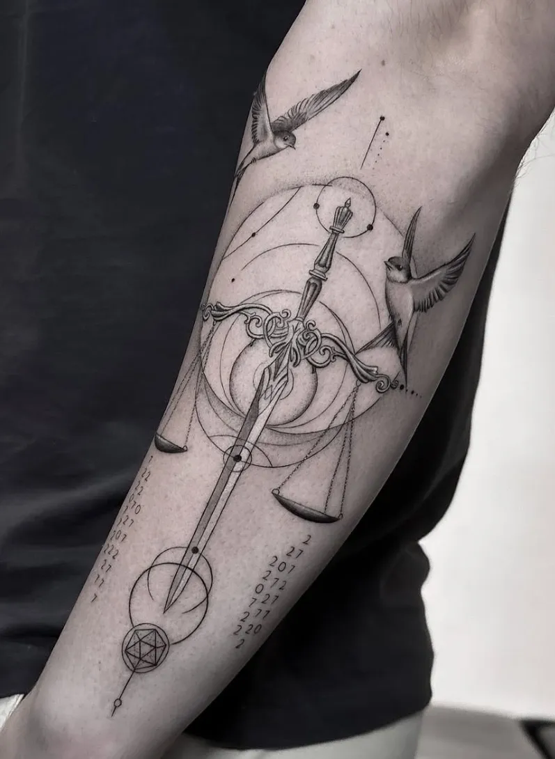 Tatuaje microrealismo geométrico balanza romana con golondrinas y dodecaedro en antebrazo madrid