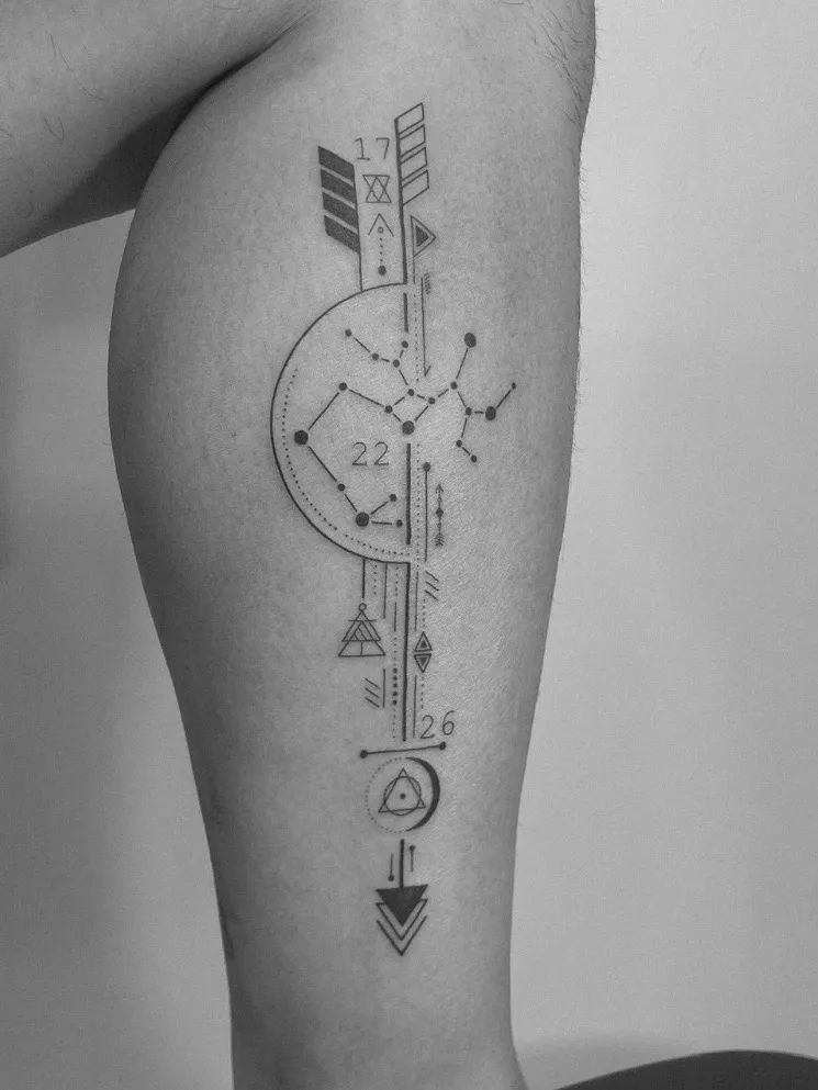 Tatuaje microrealismo geométrico constelación con flecha y números en gemelo madrid