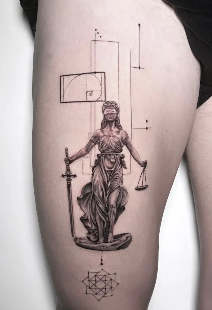 Tatuaje microrealismo geométrico Justicia con Fibonacci y sri yantra en muslo madrid