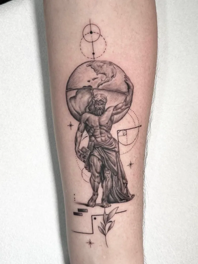 Tatuaje microrealismo geométrico Atlas con globo terráqueo y Fibonacci en antebrazo madrid