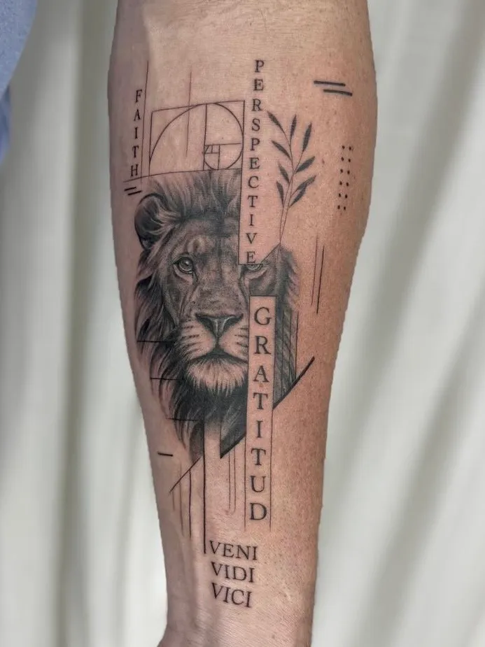 Tatuaje microrealismo geométrico león con FAITH PERSPECTIVE GRATITUDE VENI VIDI VICI Fibonacci madrid