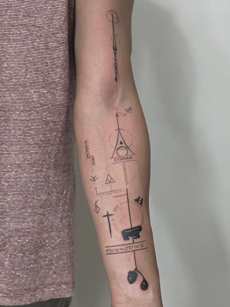 Tatuaje microrealismo geométrico Torre Eiffel con coordenadas Essonne en brazo madrid