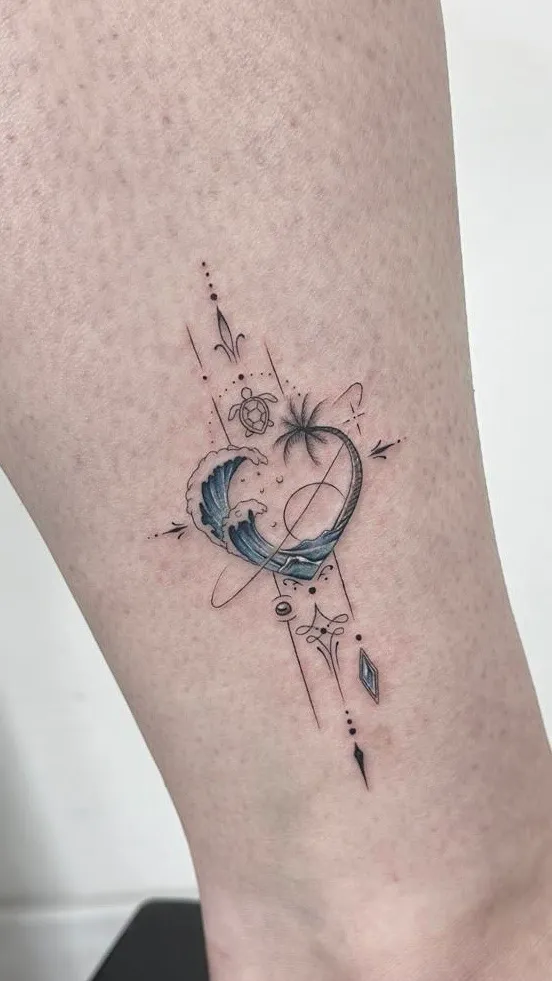 Tatuaje microrealismo geométrico ola Hokusai con palmera y tortuga en color en tobillo madrid