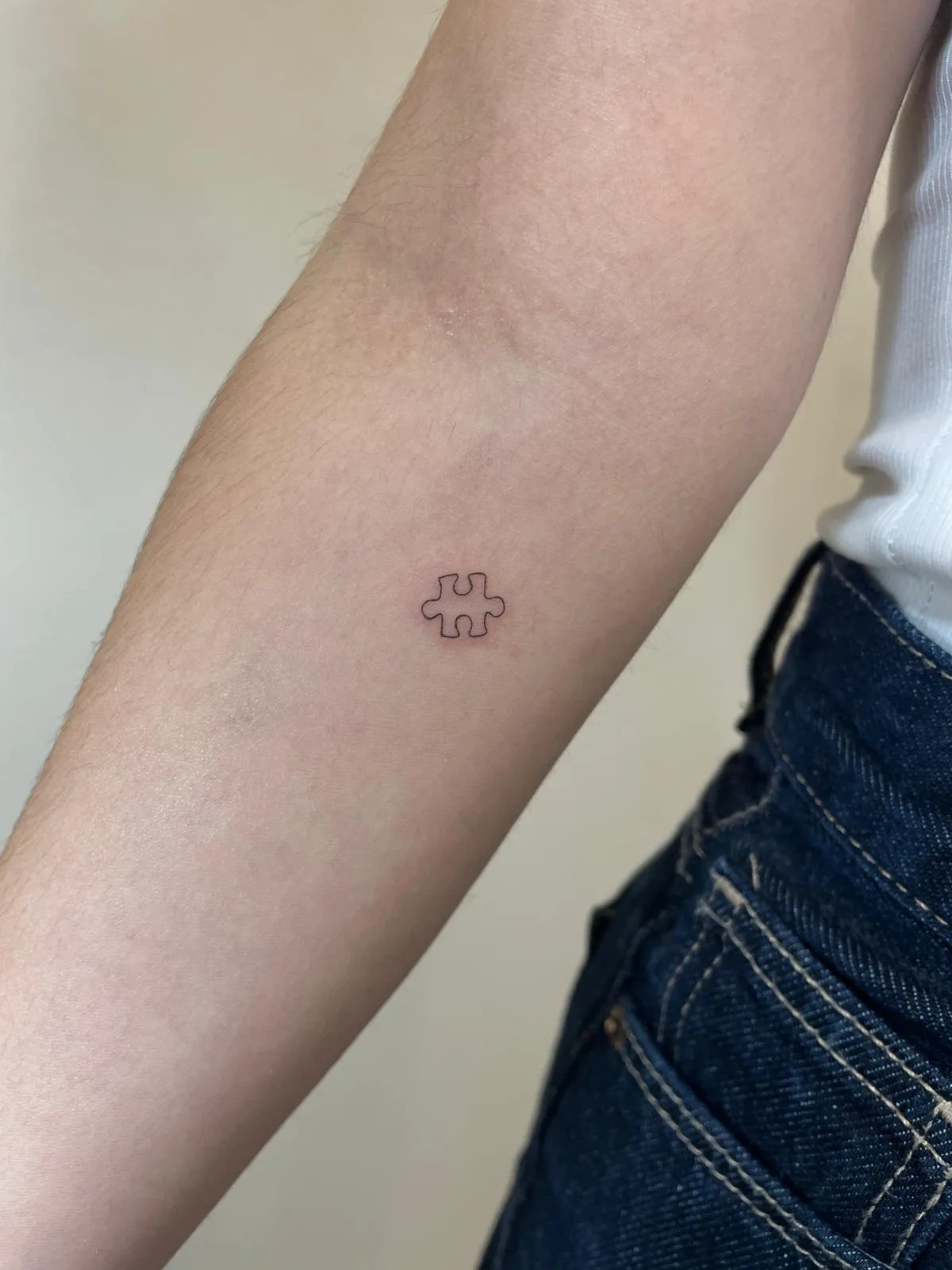 Fine line custom mini tattoo Madrid — minimalist design on the forearm