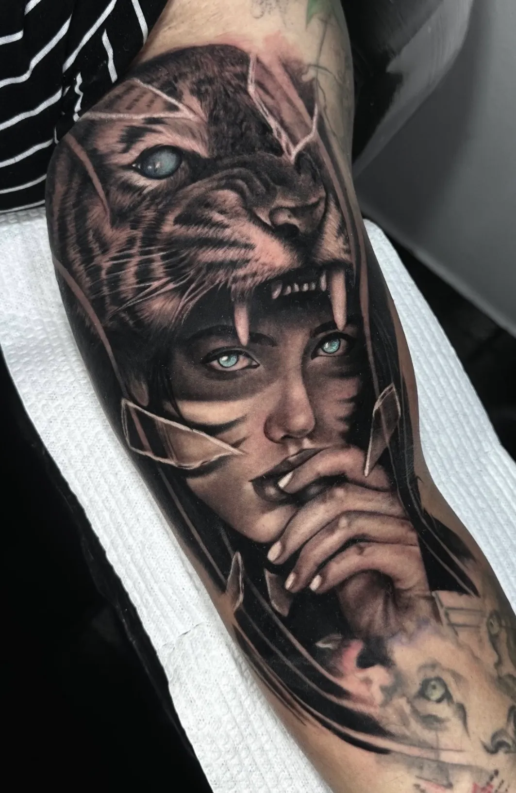 Tatuaje realismo simbólico rostro femenino fusionado con tigre madrid