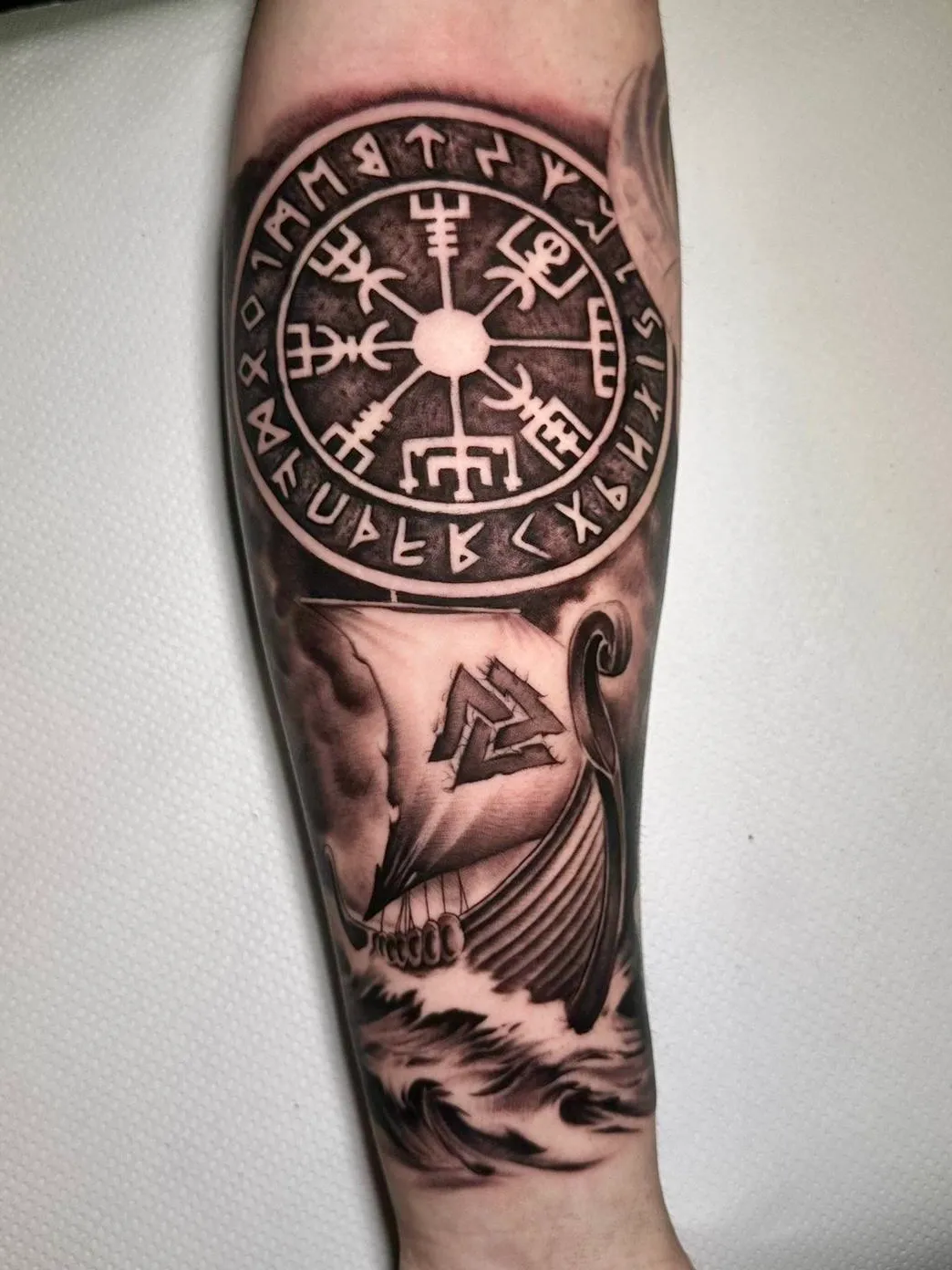 Tatuaje realismo brújula vikinga vegvisir con runas y barco drakkar madrid
