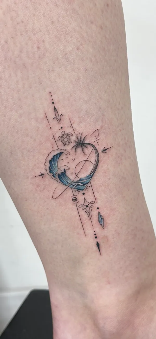 Tatuaje fine line de una ola, un corazón y una palmera en la pierna, por Oriana en Sinkply Madrid