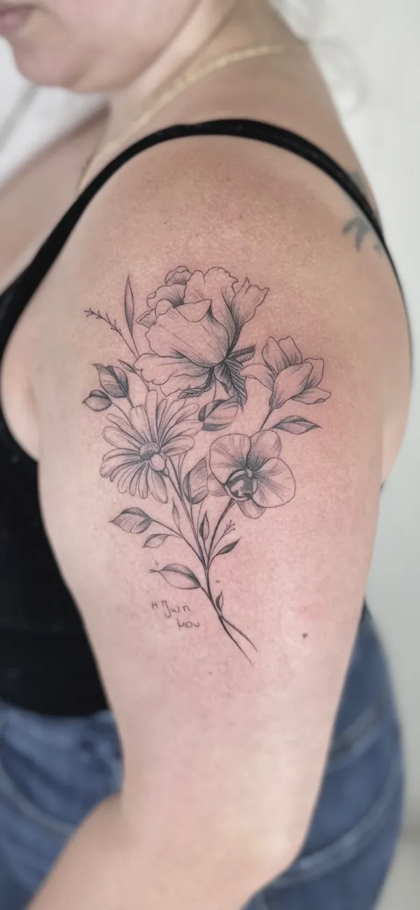 Tatuaje floral fine line con peonía y orquídeas en el brazo, por Oriana en Sinkply Madrid