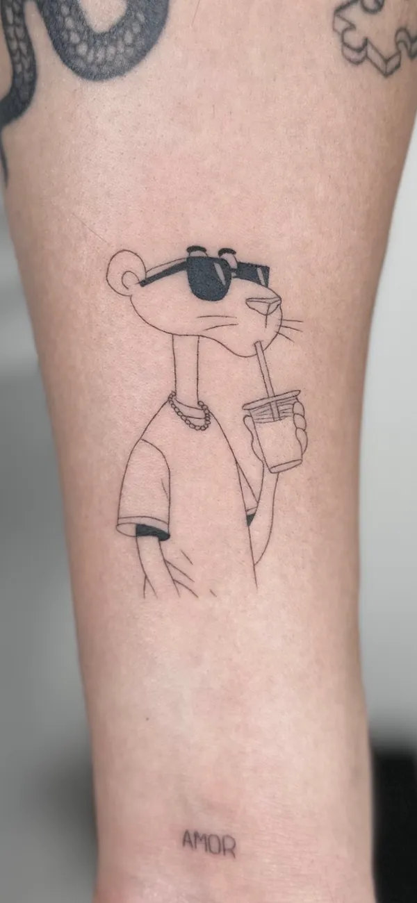 Tatuaje fine line ilustrativo de la Pantera Rosa con gafas de sol, por Oriana en Sinkply Madrid