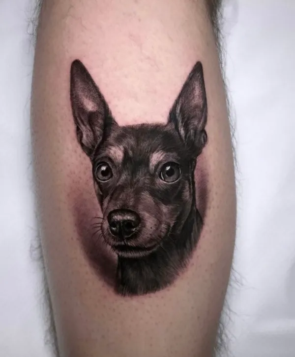 Retrato de un perro en realismo blanco y negro en la pierna, por Oriana en Sinkply Madrid