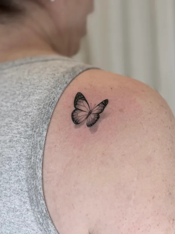 Tatuaje de una mariposa en microrealismo blanco y negro, por Oriana en Sinkply Madrid