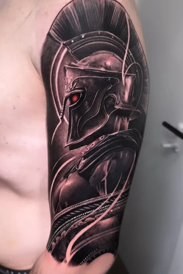 Tatuaje de un guerrero espartano en realismo blanco y negro, por Oriana en Sinkply Madrid