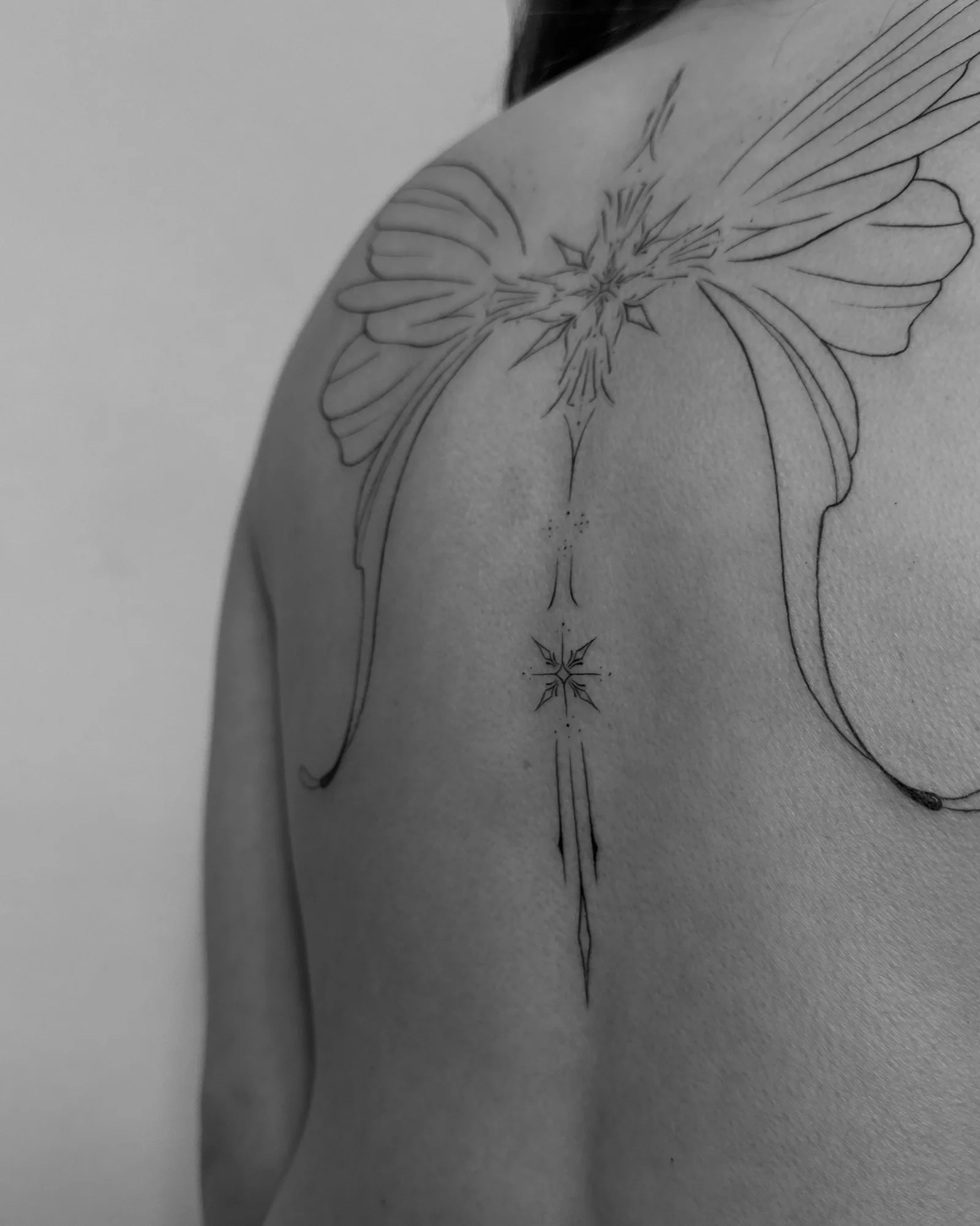 Ornamental band tattoo in fine line around the bicep