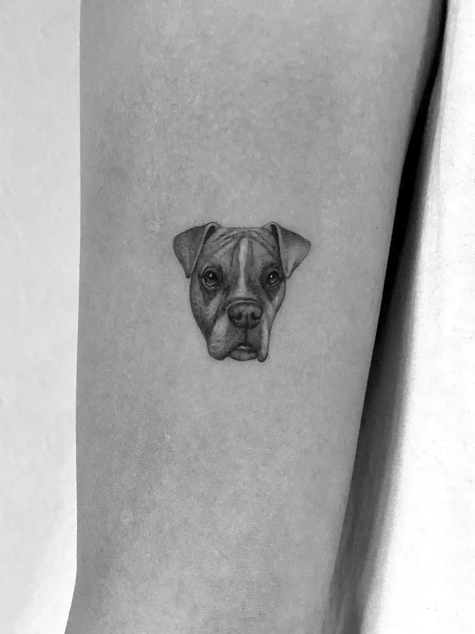 Tiny wave tattoo in fine line for a beach holiday memory