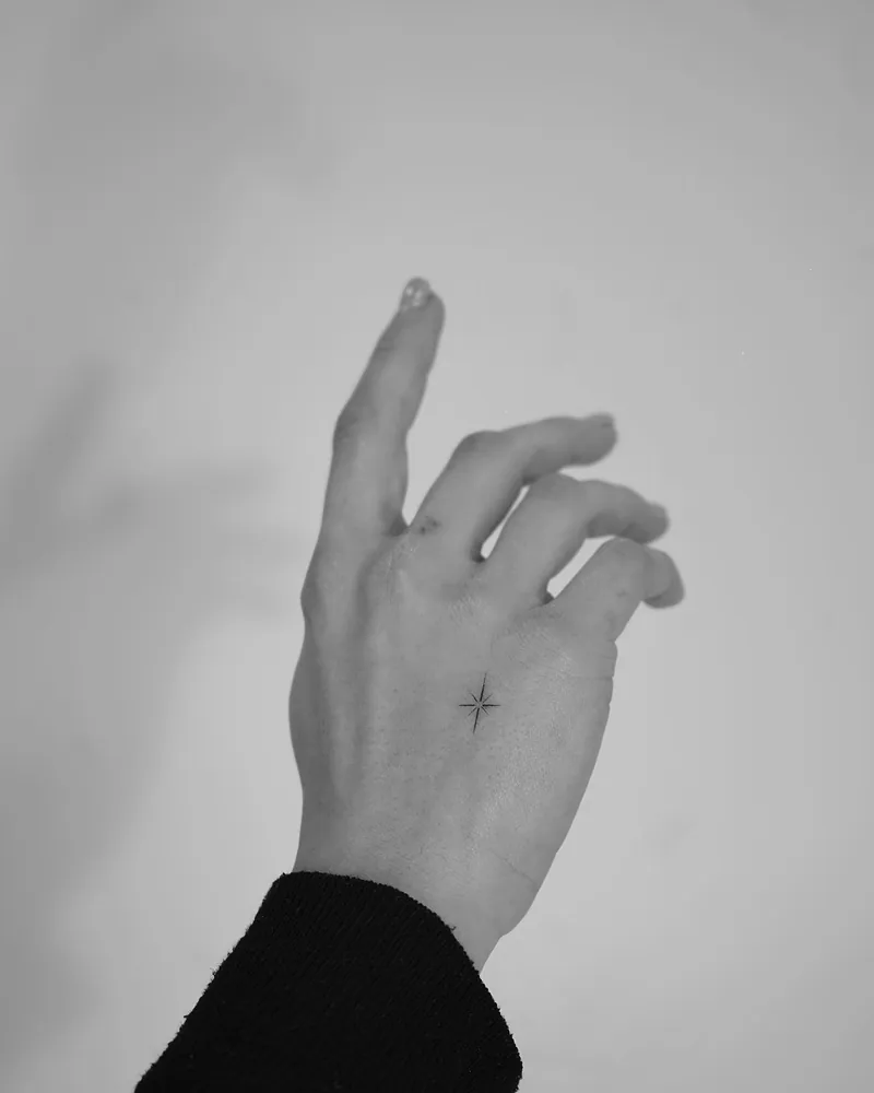 Mano fine line · Sinkply Madrid