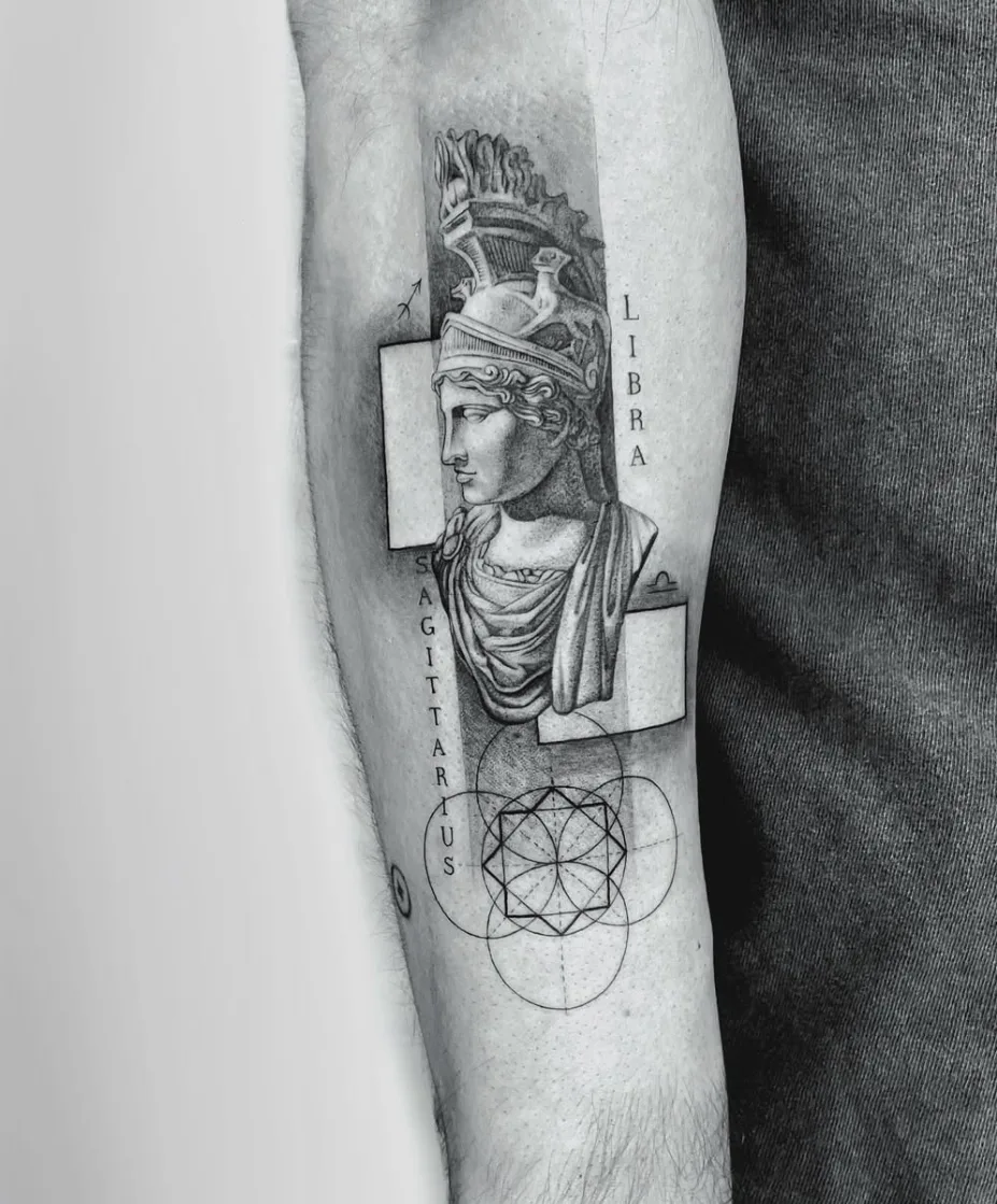 Tatuaje microrealismo diosa griega con geometría sagrada y zodíaco en antebrazo madrid