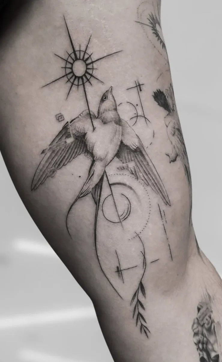 Tatuaje fineline golondrina en vuelo con sol y elementos geométricos madrid