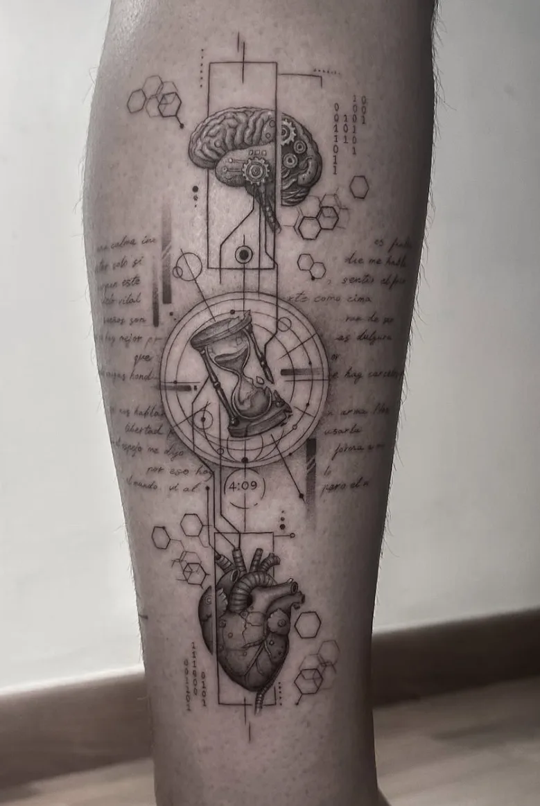 Tatuaje fineline cerebro reloj de arena y corazón anatómico con geometría madrid