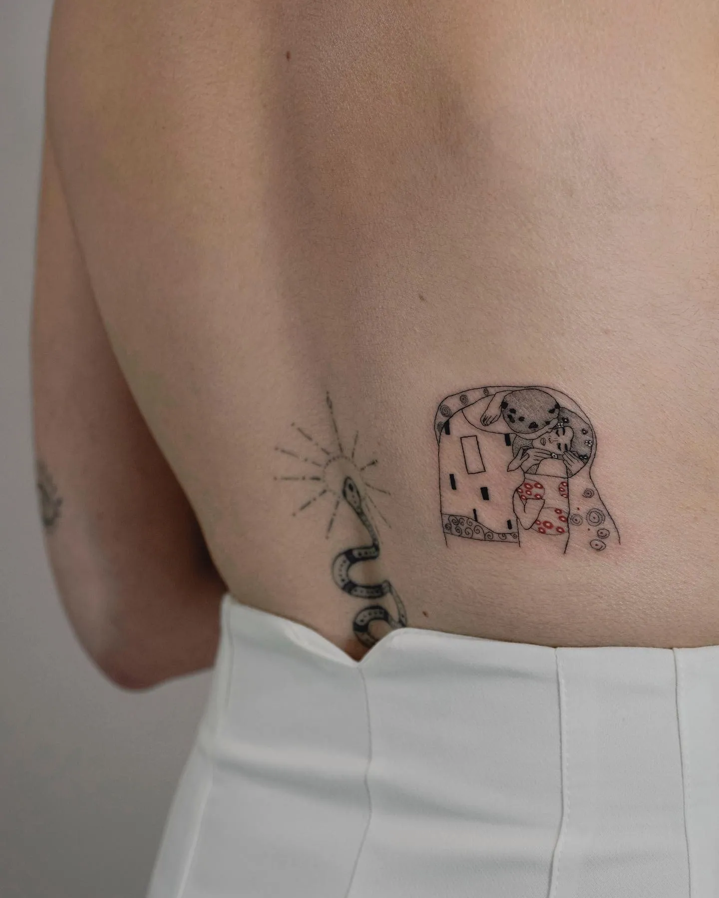 Dragon tattoo Madrid with Dracarys lettering and red circle — Game of Thrones inspired